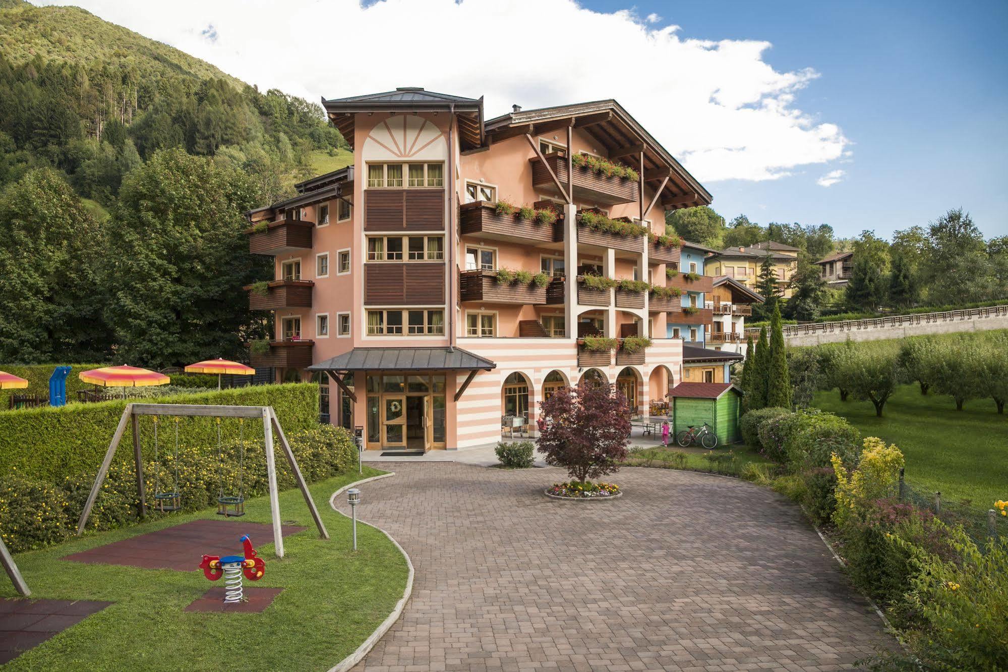 Family Hotel Adriana Bezzecca Exterior foto